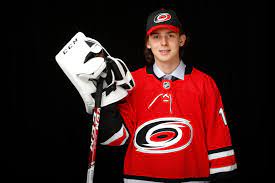 Piotr Kochetkov aide les Hurricanes de la Caroline à gagner